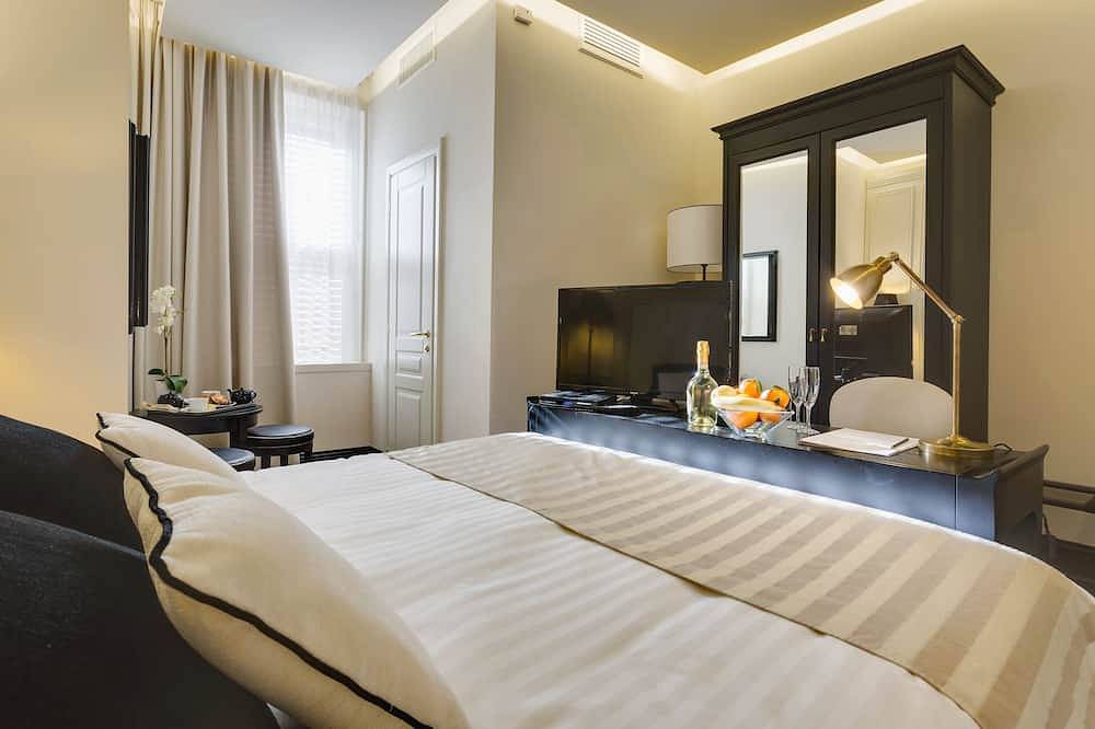 Colosseum Deluxe room and bathroom ensuite in Rome City Center, Rome