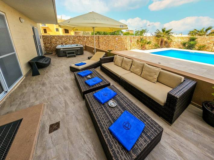 Villa with pool for 11 people, with Hot tub and Terrace as well as Pool in Malta