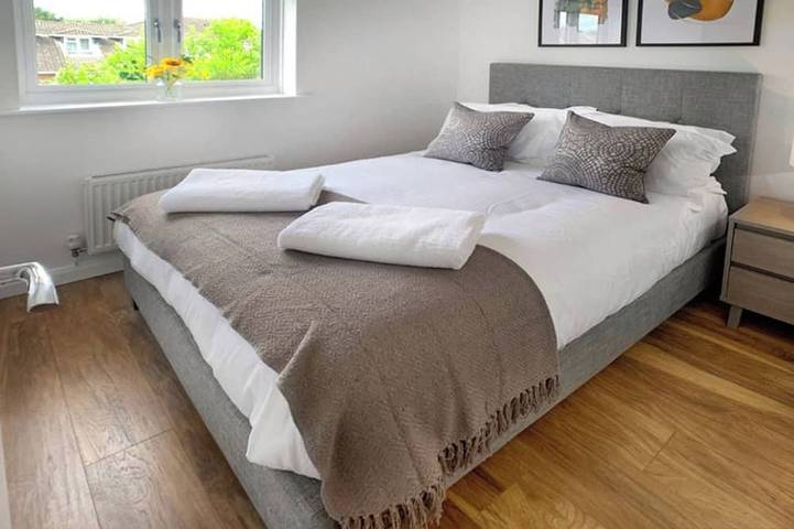 Guildford - Modern 2 Bedroom House in Guildford, Surrey
