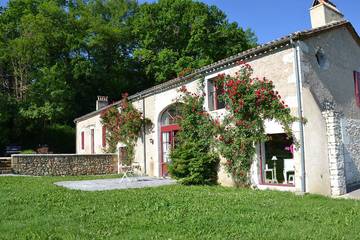 Gîte pour 8 personnes, avec piscine ainsi que jardin et terrasse à Pomport