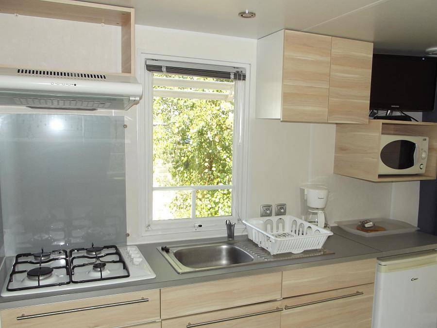 Camping Le Grand Cerf - Mobilhome 4 personnes - Confort 4p (27m²) avec terrasse couverte, 2 chambres, climatisé in Le Grand-Serre, Région de Valence
