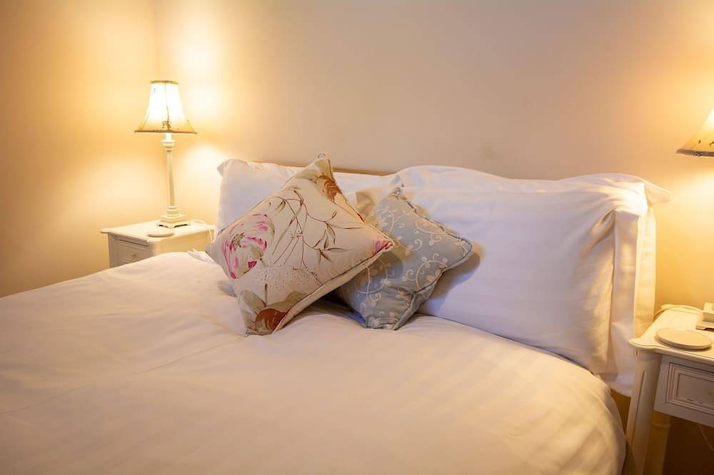 Cabbage Patch - sleeps 2 guests  in 1 bedroom in Rhoscolyn, Isle of Anglesey