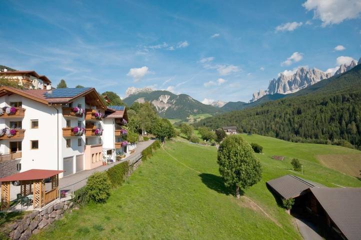 Appartamento per 4 persone, con Balcone e Terrazza nonché Giardino e Panorama a Val di Funes