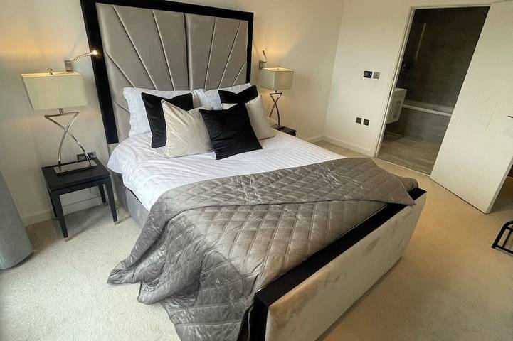 Entire apartment, St Albans Spacious 2 bed, 2 bathrooms apartment Family living space Netflix Wifi in Hertfordshire