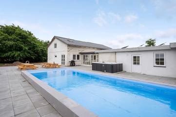 Ferienhaus für 26 Personen, mit Terrasse und Whirlpool sowie Sauna in Højer