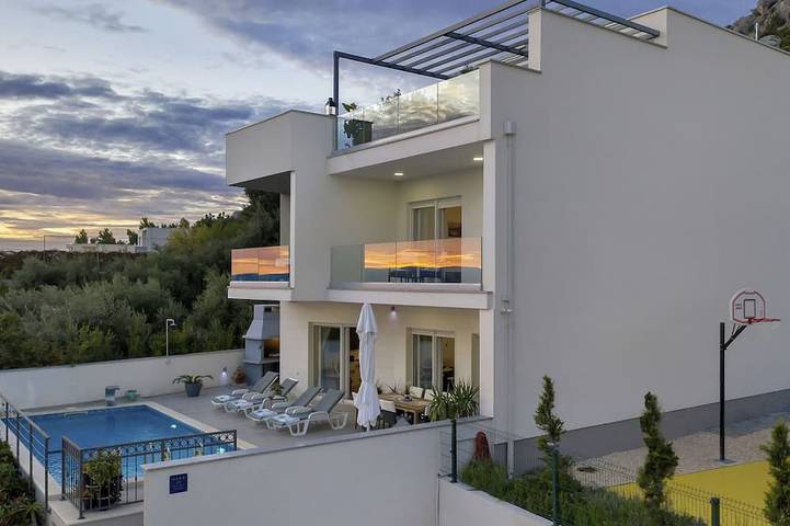 Ferienhaus für 6 Personen, mit Pool und Garten, mit Haustier in Krvavica