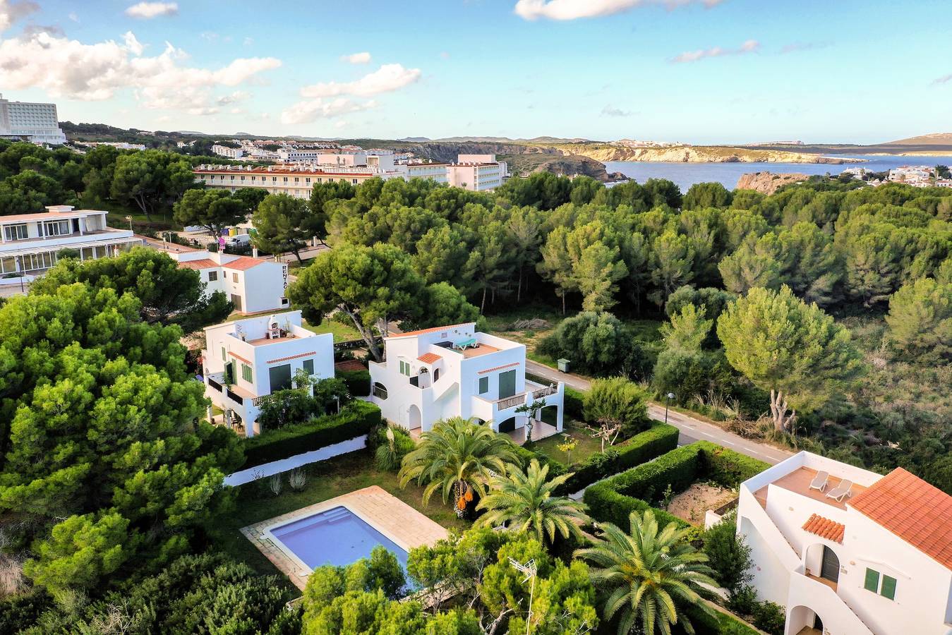 Las Violetas, charmantes Haus mit großem Garten und Swimmingpool, direkt am Strand. in Arenal d'en Castell, Es Mercadal