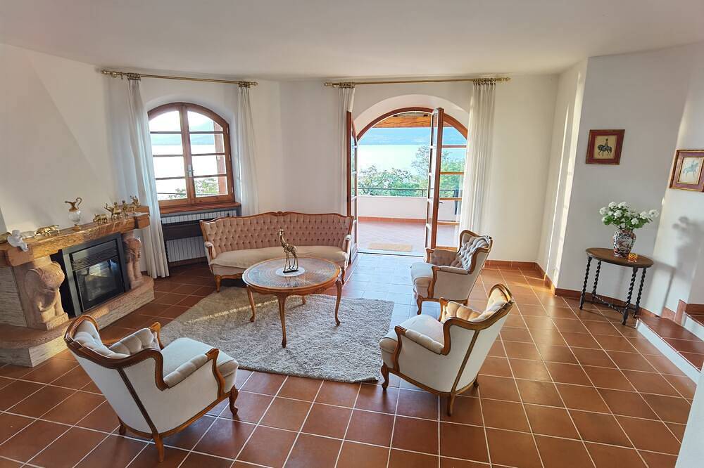 Villa Schaake with Panoramic View, beach front in Oggebbio, Gemeente Oggebbio