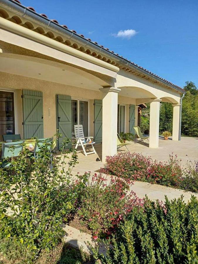 Location de vacances pour 6 personnes, avec piscine ainsi que terrasse et jardin à Les Salelles - 2
