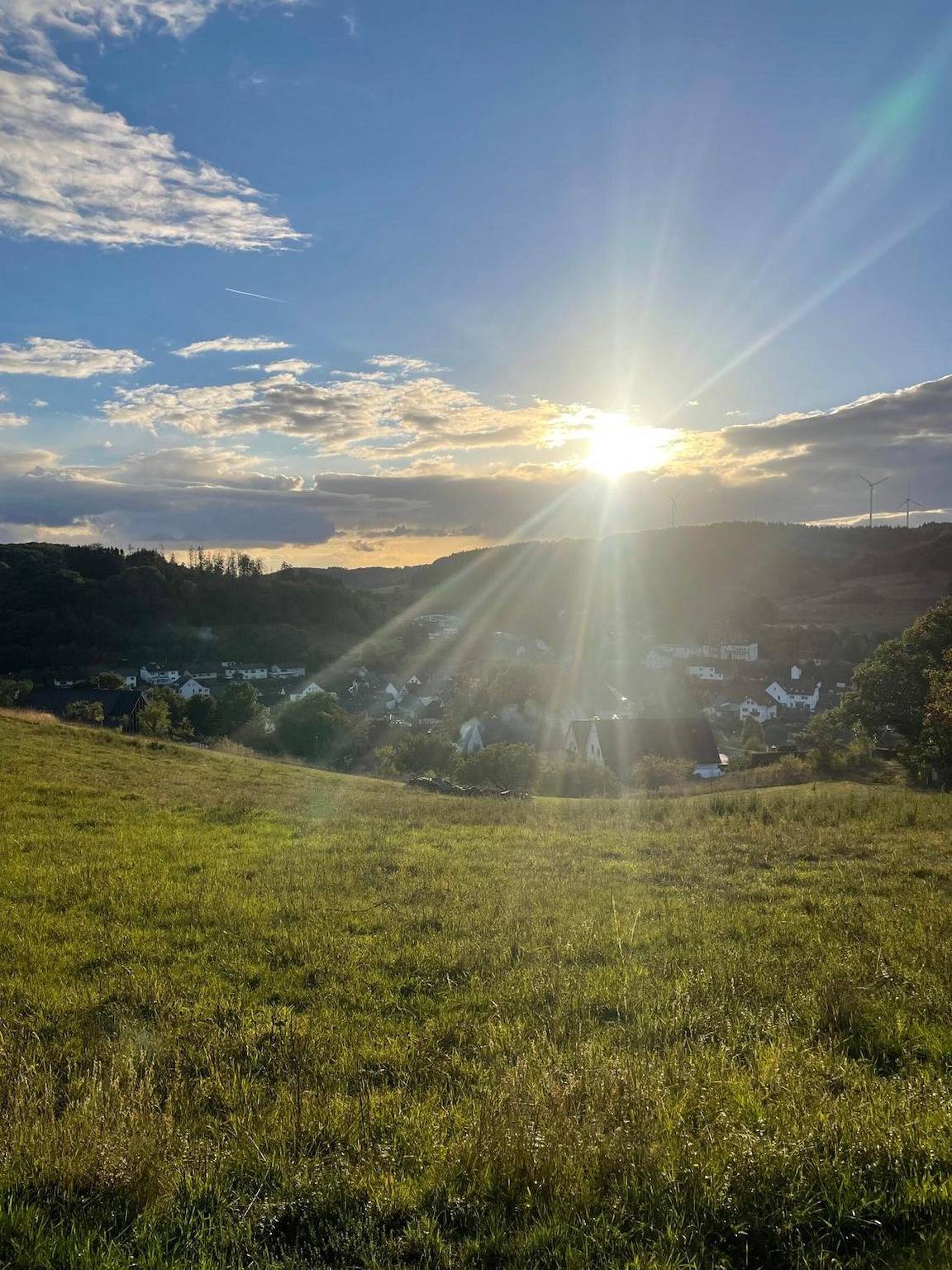 Rosehill Cottage 1699 – Stylish Hideaway with Mountain and Lake Views in Naturpark Lahn-Dill-Bergland