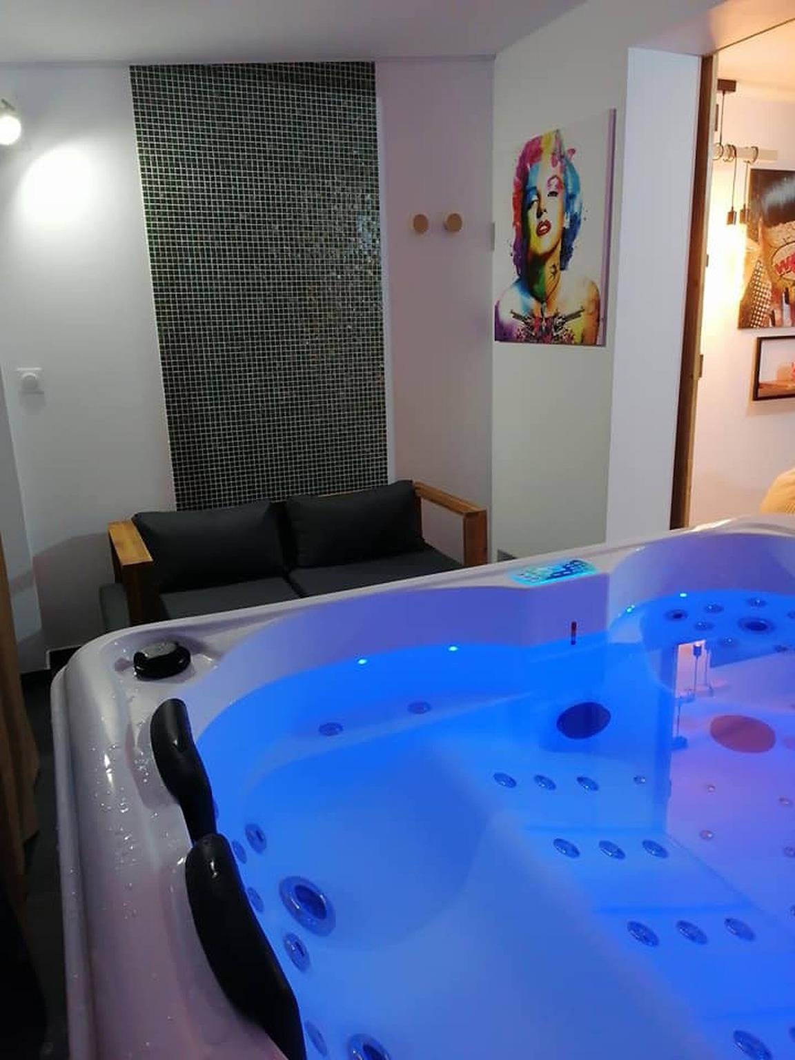 Maison Déco Pop Et Chaleureuse Avec Spa, Sauna in Calais, Calais region
