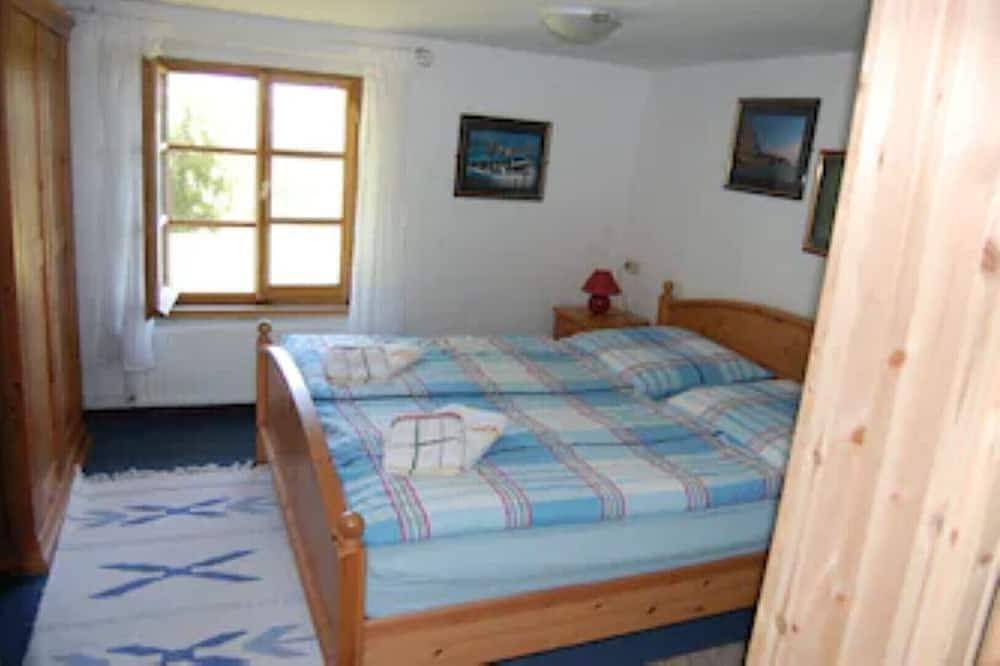 Ganze Wohnung, Landidylle im urigen Reethaus im Grünen für bis zu 8 Personen, Halbecks-Hof in Lieschow, Ummanz