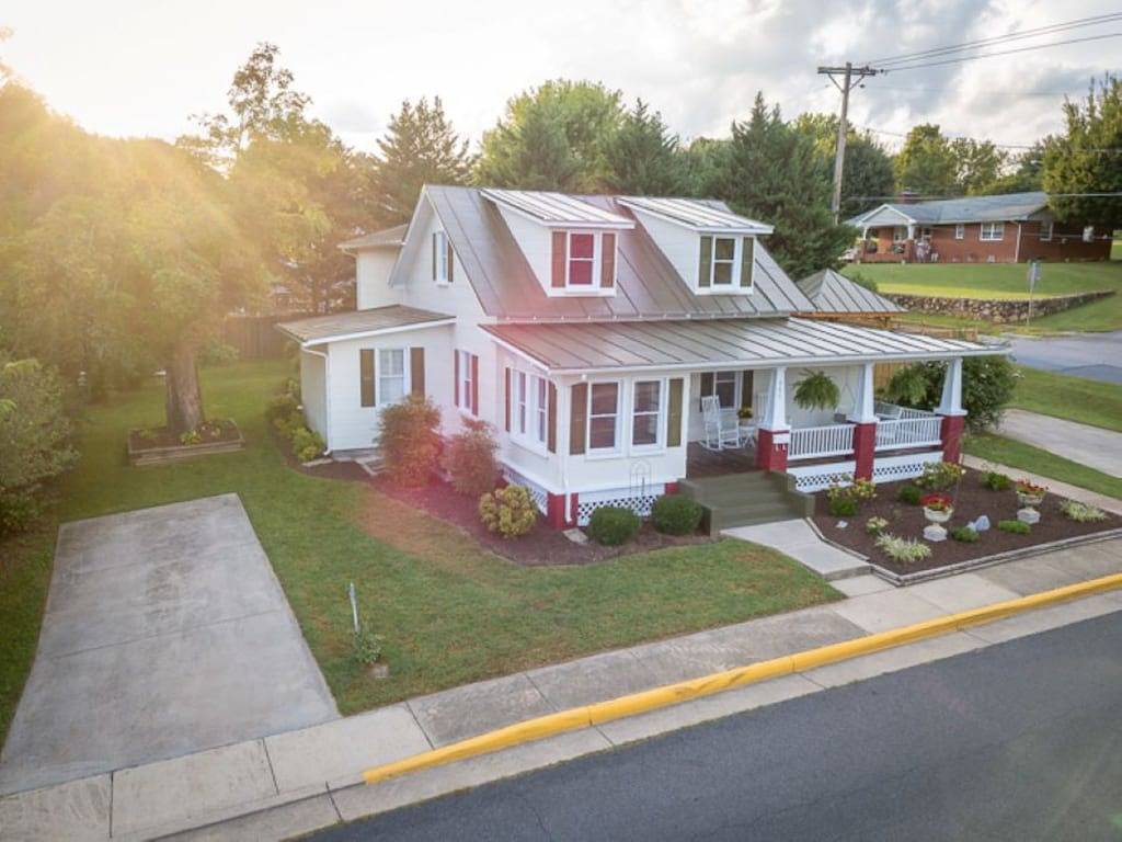 Neu Renoviert In der Stadt geräumiges Haus Whirlpool Wifi Minuten von den Sehenswürdigkeiten der Umgebung in Luray, Page County