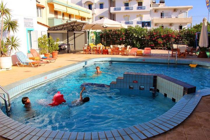 Gîte pour 2 personnes, avec piscine ainsi que jardin et vue, animaux acceptés dans Amoudara - 3
