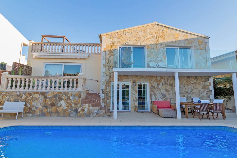 Piscine privée, vue sur la mer avec des couchers de soleil fabuleux, cuisine moderne, climatisation, wifi, grande salle de jouets in Badia Blava, Llucmajor