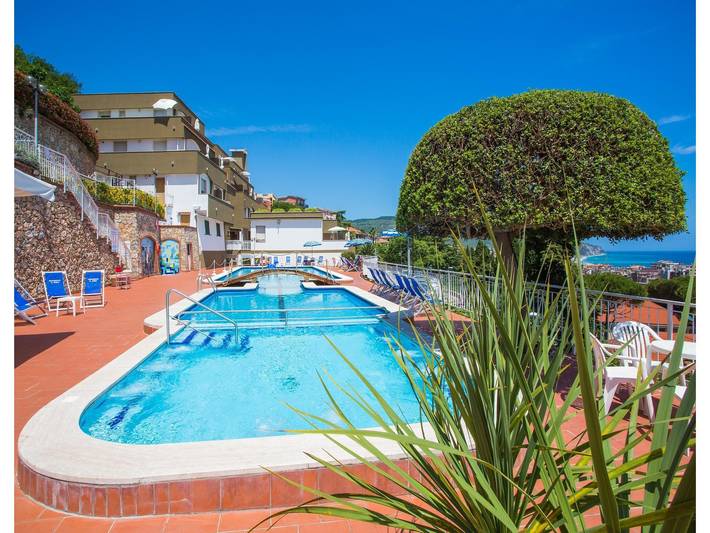 Ferienwohnung für 5 Personen, mit Balkon und Whirlpool sowie Kinderpool und Pool in Pietra Ligure Gemeinde