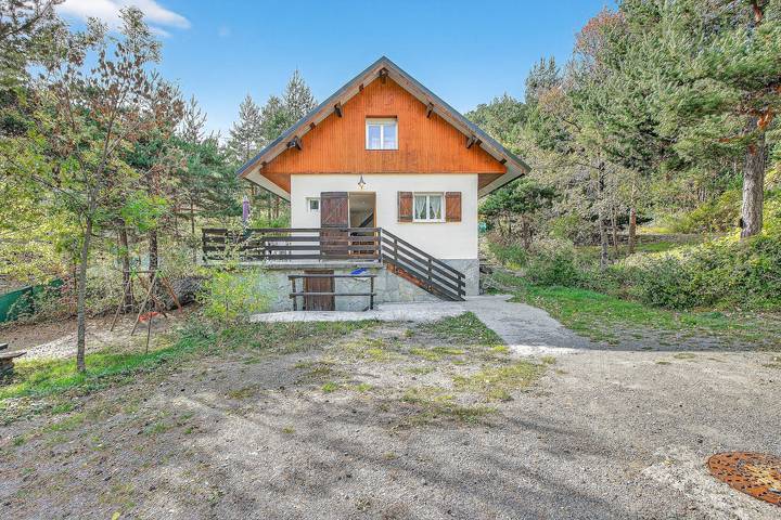 Gîte pour 12 personnes, avec jardin à Méolans-Revel