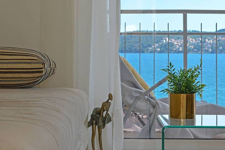 Fantastic beachfront apartment with private balcony on the Adriatic.Top location in Trogir, Split-Dalmatie