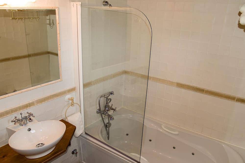 Entire apartment, Apartment in the Sierra, duplex type with 2 bedrooms and Garden in Manjirón, Puentes Viejas