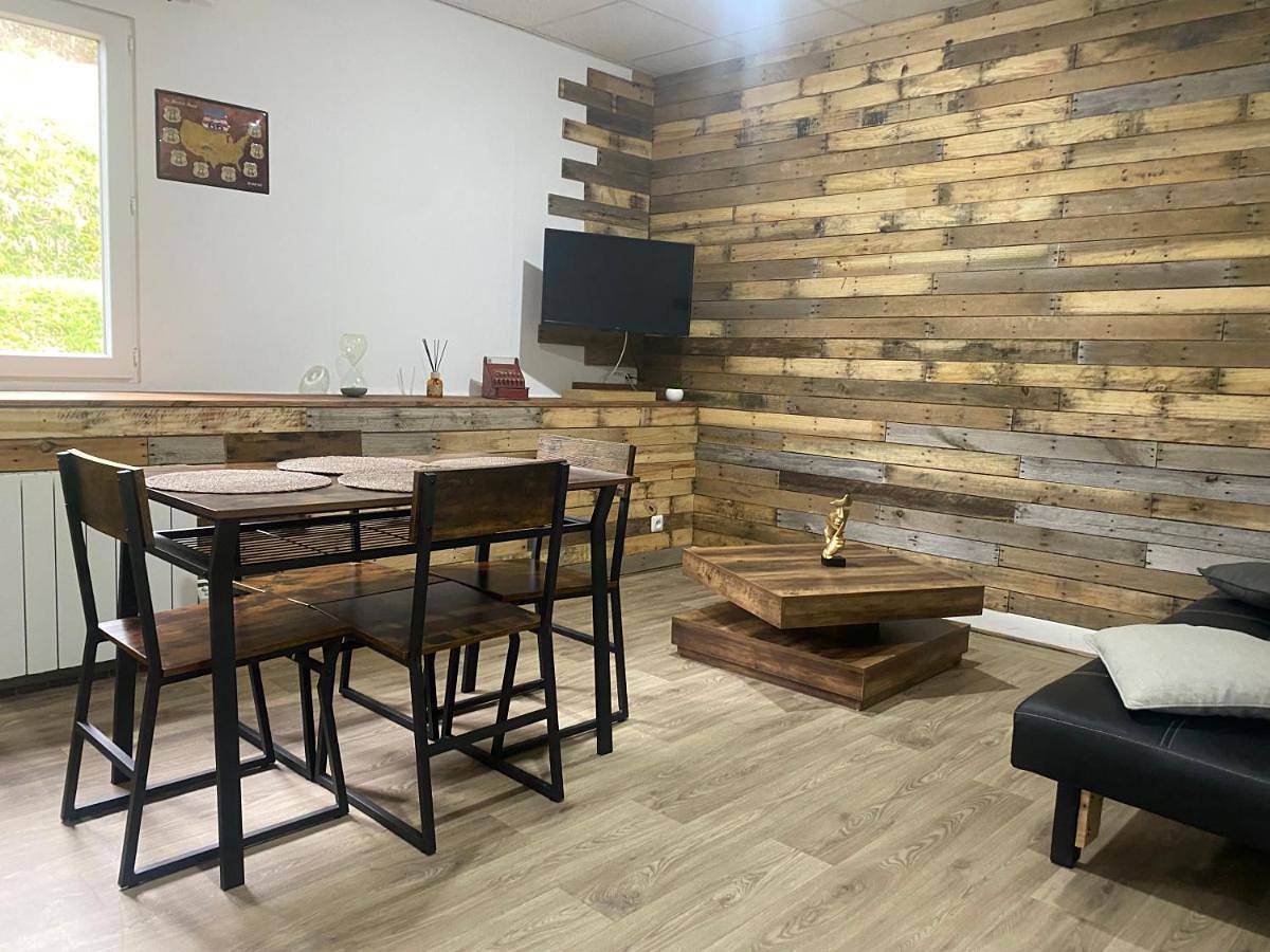 Appartement entier, Two-Bedroom Apartment in Cernon, Jura Francais