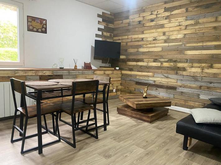 Gîte pour 4 personnes, avec jacuzzi et jardin à Cernon