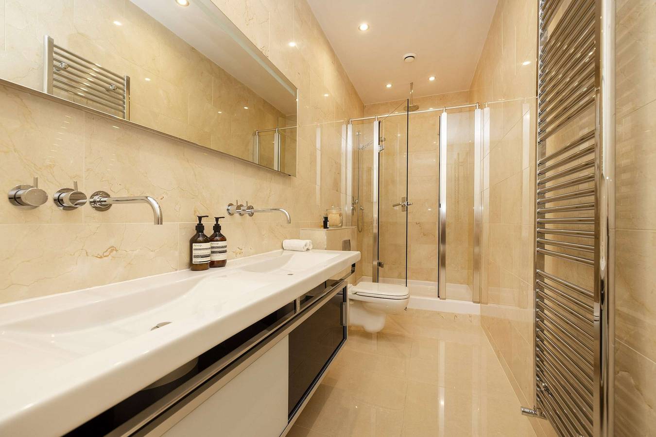Prestigious City Centre Private Entrance House in Edinburgh, Edinburgh and Lothian
