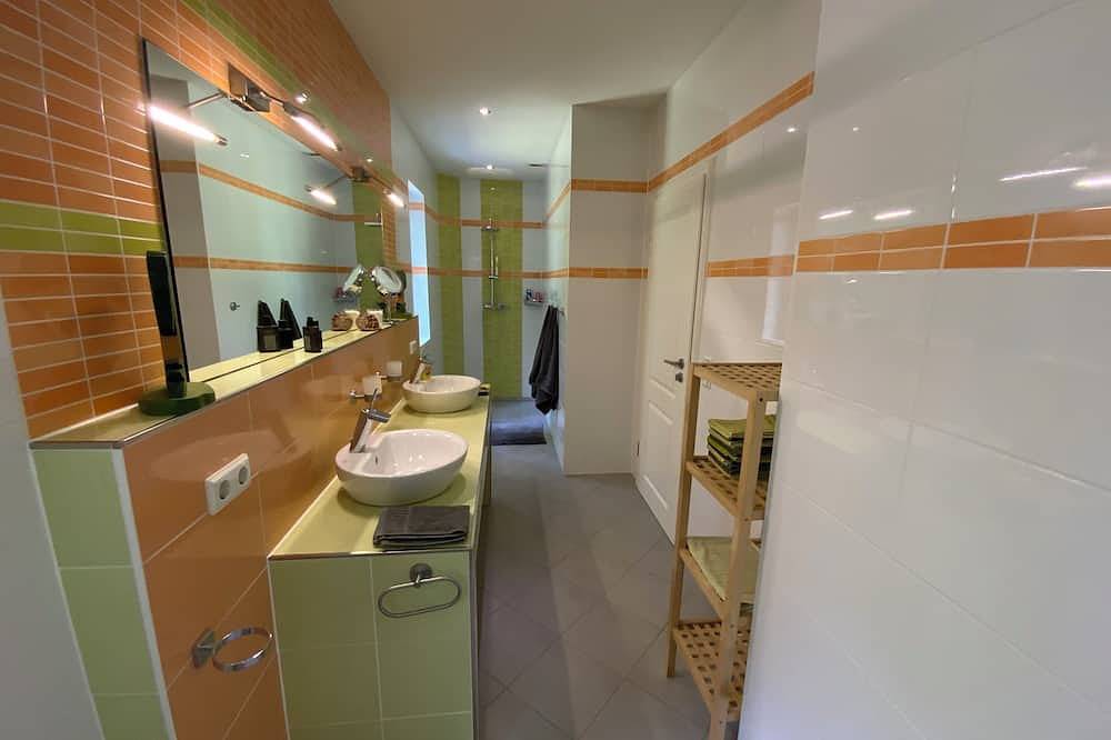 Gemütliches ruhiges Gästezimmer mit Bad in Traumvilla am Waldrand in Wilhelmshorst, Michendorf