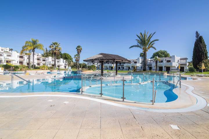 Ferienwohnung für 6 Personen, mit Garten und Kinderpool in Albufeira