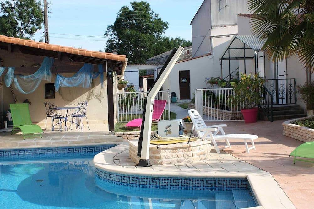 Gîte laccalmie17 alquiler de vacaciones de 2 estrellas con piscina a 2 km del centro in Saintes, Saintes region