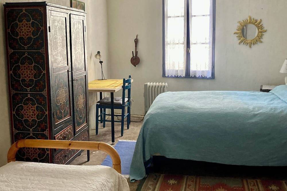 Charming Village House, Maison Bleu, near beaches, mountains, historic sites in Nages-et-Solorgues, Region de Nimes