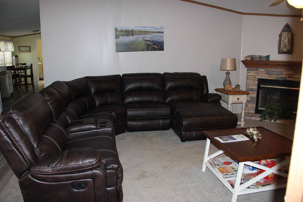 Family Lake Getaway/Fisherman's Paradise with private boat ramp in Toledo Bend Reservoir