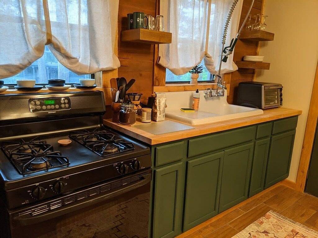 Loblolly Pines Centerpoint Camp House with Hot Tub in Eureka Springs, Carroll County (AR)