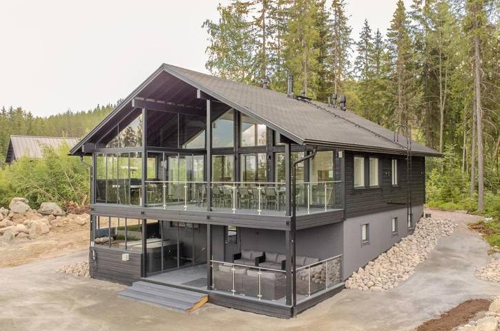 Ferienhaus für 14 Personen, mit Balkon und Whirlpool sowie Terrasse und Sauna