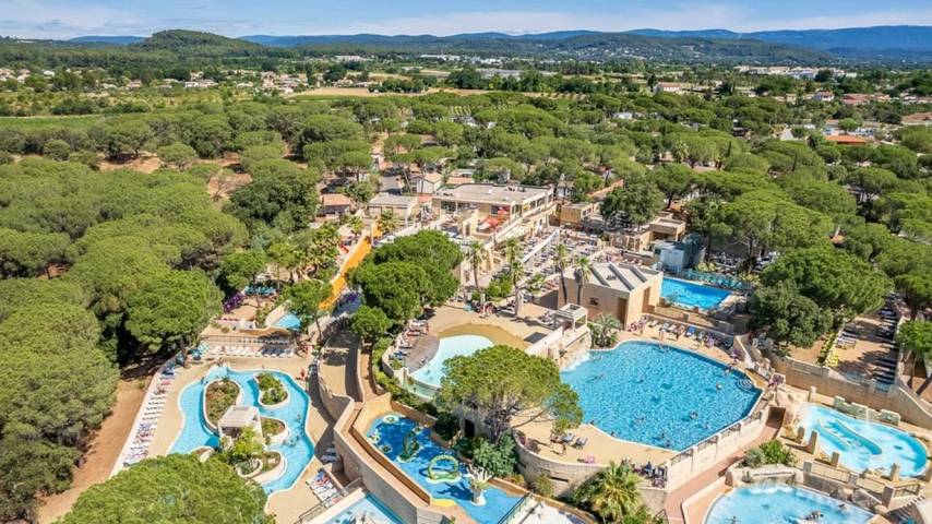 Camping pour 4 personnes, avec bassin pour enfant et jacuzzi à Le Muy
