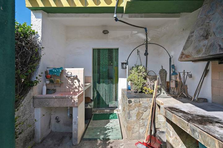 Entire apartment, Apartment 'Suite Delle Rose' with Shared Garden, Wi-Fi and Air Conditioning in Maddalena Spiaggia, Capoterra