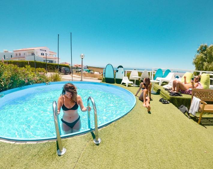 Hostel para 4 pessoas, com piscina e jardim e ainda vista, com animais de estimação em Arrifana
