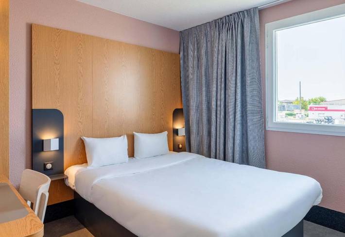Hôtel pour 2 personnes, avec Terrasse et Jardin à Chassieu