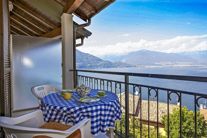 Ferienwohnung für 4 Personen, mit Ausblick und Seeblick sowie Balkon in Maccagno con Pino e Veddasca - 2