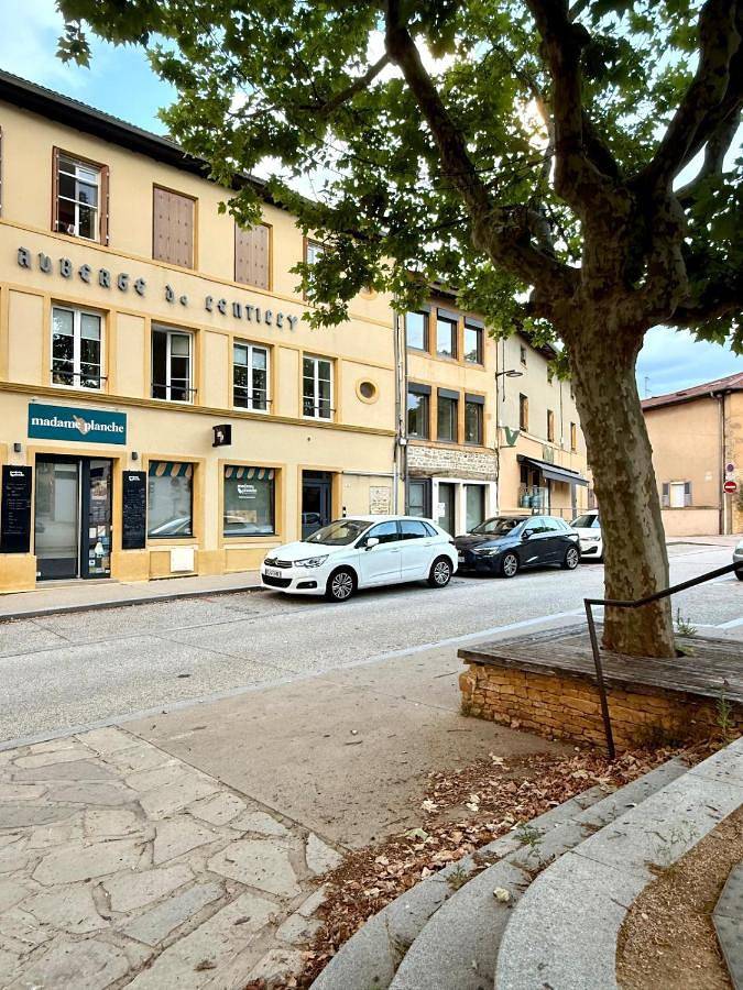Appartement entier, Coup de coeur à Lentilly- place du village in Lentilly, Lyon et ses environs