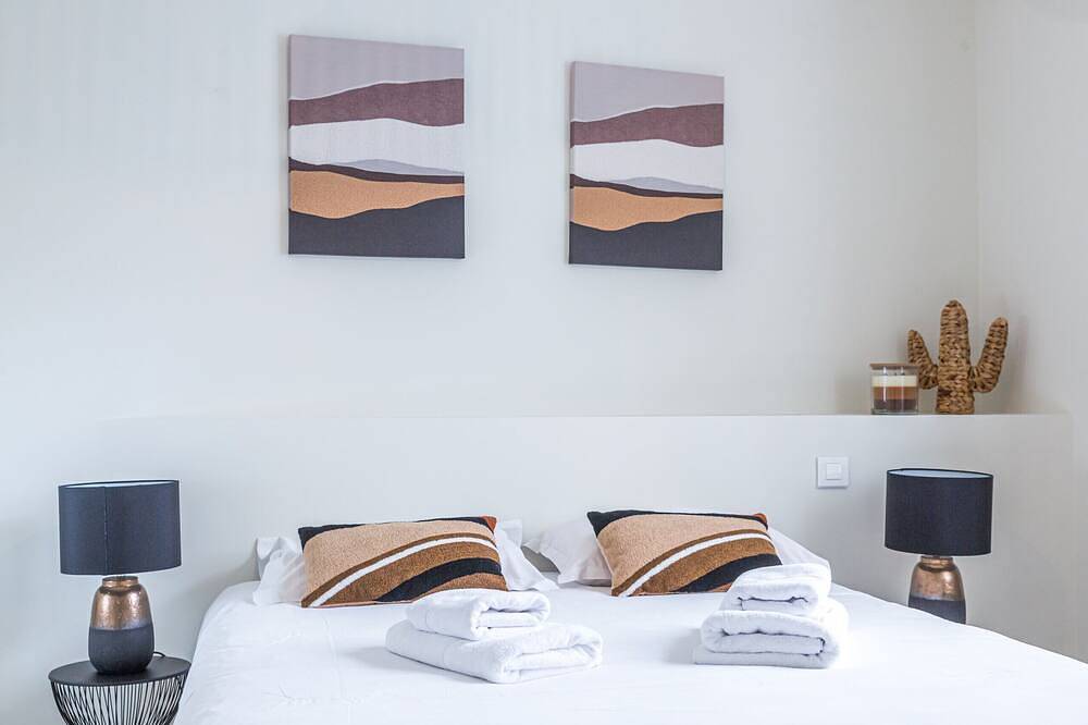 Entire apartment, Le Berthelot Coeur de Brive - 2 Bedrooms - Parking in Brive-la-Gaillarde, Brive-la-Gaillarde region