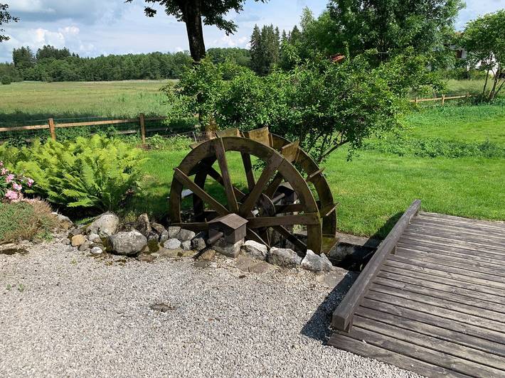 Ganze Ferienwohnung, Huberhof Meisham - Ferienwohnung Am Wasserrad West, 75qm Wohnfläche mit großem, überdachtem Südbalkon in Eggstätt, Chiemsee