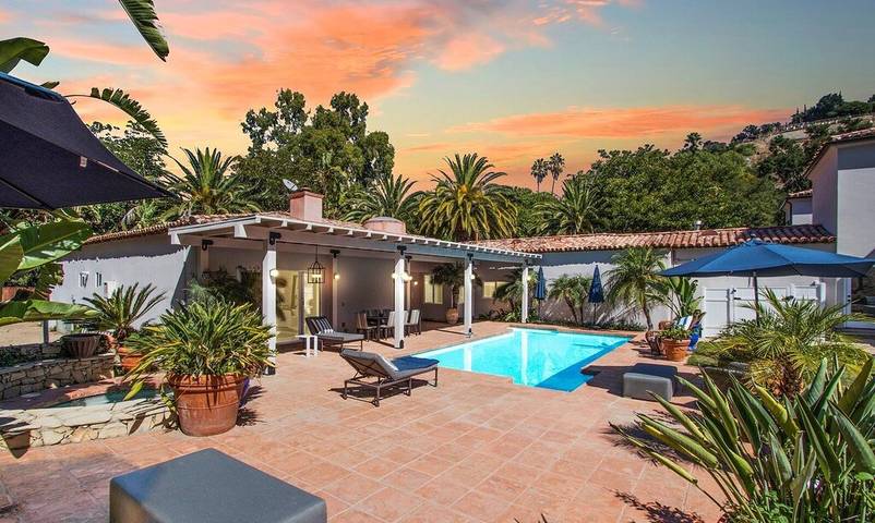 Vacation rental for 26 people, with yard and hot tub in Los Angeles