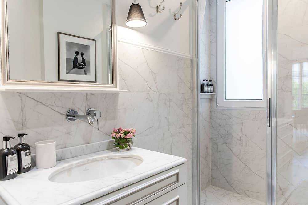 Appartement entier, Vente! Incroyablement romantique 1 chambre avec balcon et vue imprenable sur Eiffel in Tour Eiffel, Paris