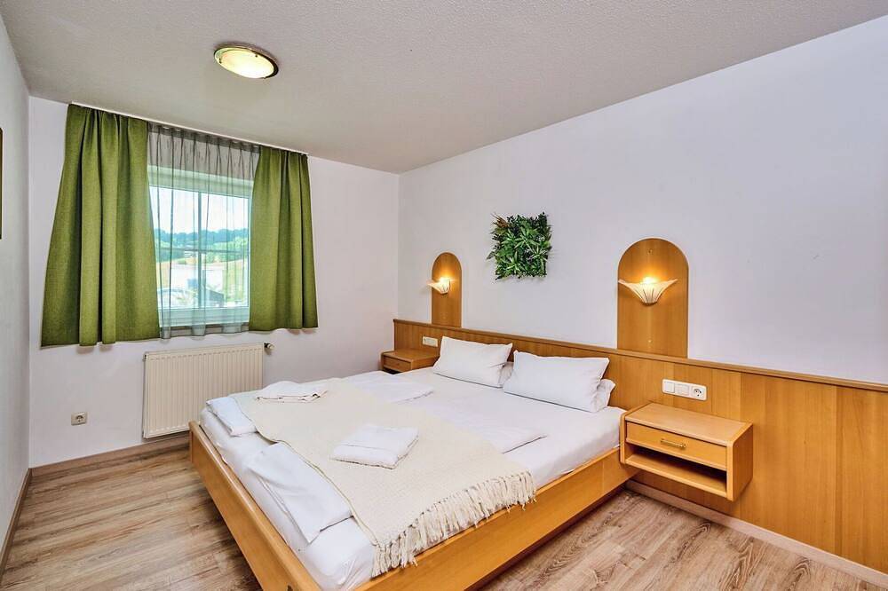 Ganze Wohnung, Schöne Wohnung für 4 Leute mit Whirlpool,  W-Lan, Pool, Tv und Terrasse in Kollnburg, Ostbayern