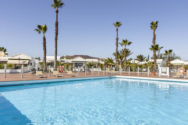 Apartment for 2 people, with terrace and pool as well as garden in Playa Blanca