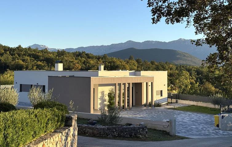 Geräumige 2-Zimmer-Wohnung mit Pool, Terrasse und WLAN in Makarska Riviera