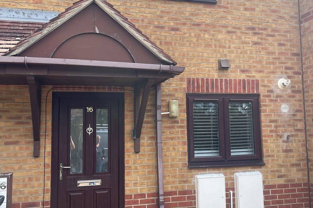 Entire 2 bedroom house with garden and parking in Eastbourne, East Sussex
