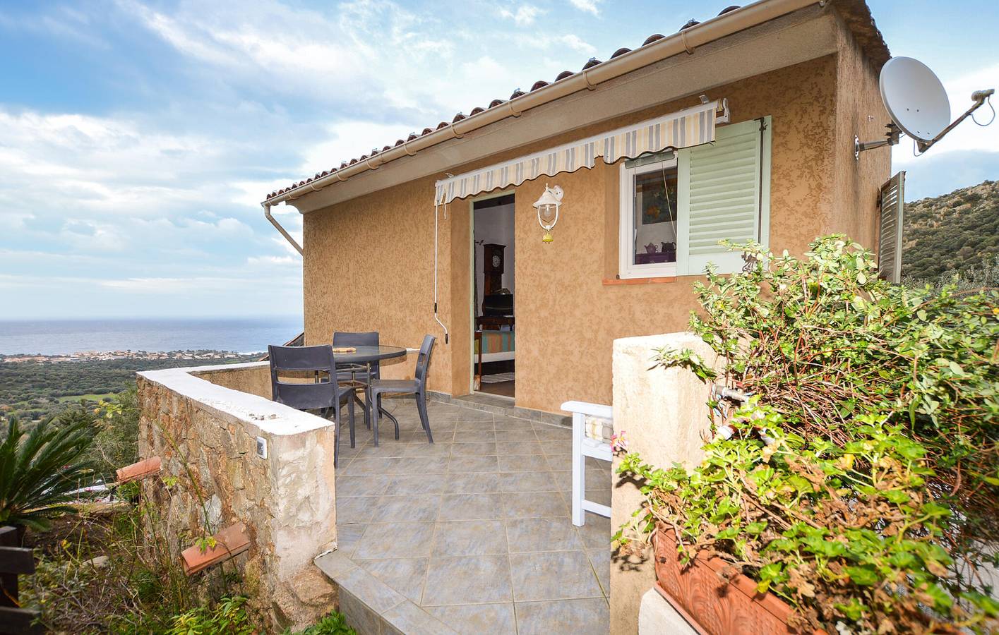 Apartment mit Meerblick, WLAN und Terrasse, 2,5 km von Plage Caruchettu entfernt in Monticello, Calvi und Umgebung