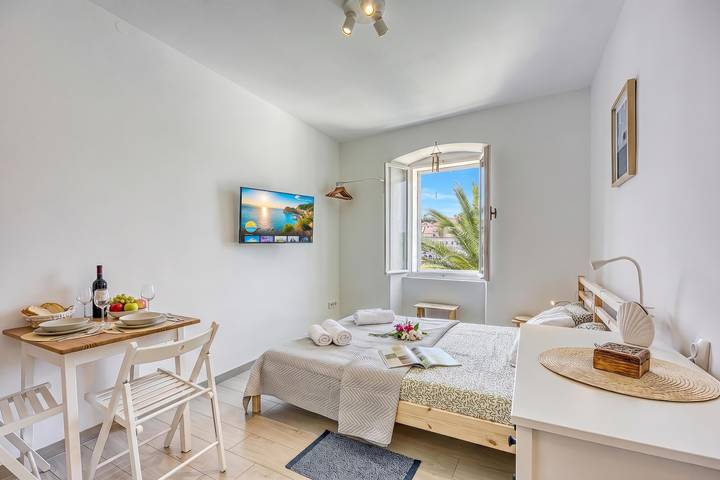Apartamento inteiro, Apartamento de férias para 2 pessoas com vista para o mar in Mali Losinj, Lošinj (Kvarn Bay)