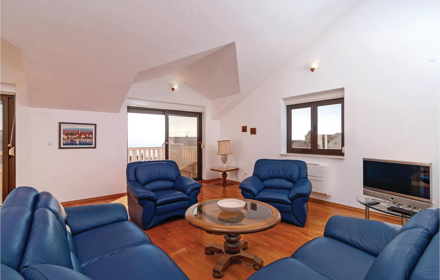 Ganze Ferienwohnung, Modernes Apartment, 1 km vom Strand entfernt, mit WLAN, Klimaanlage, Parkplatz und Terrasse in Bol, Brac